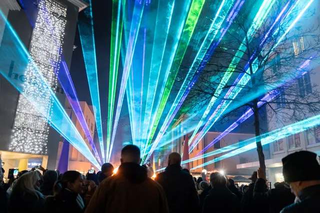 Open-Air-Lasershow in der Innenstadt von Singen mit vielen Zuschauern